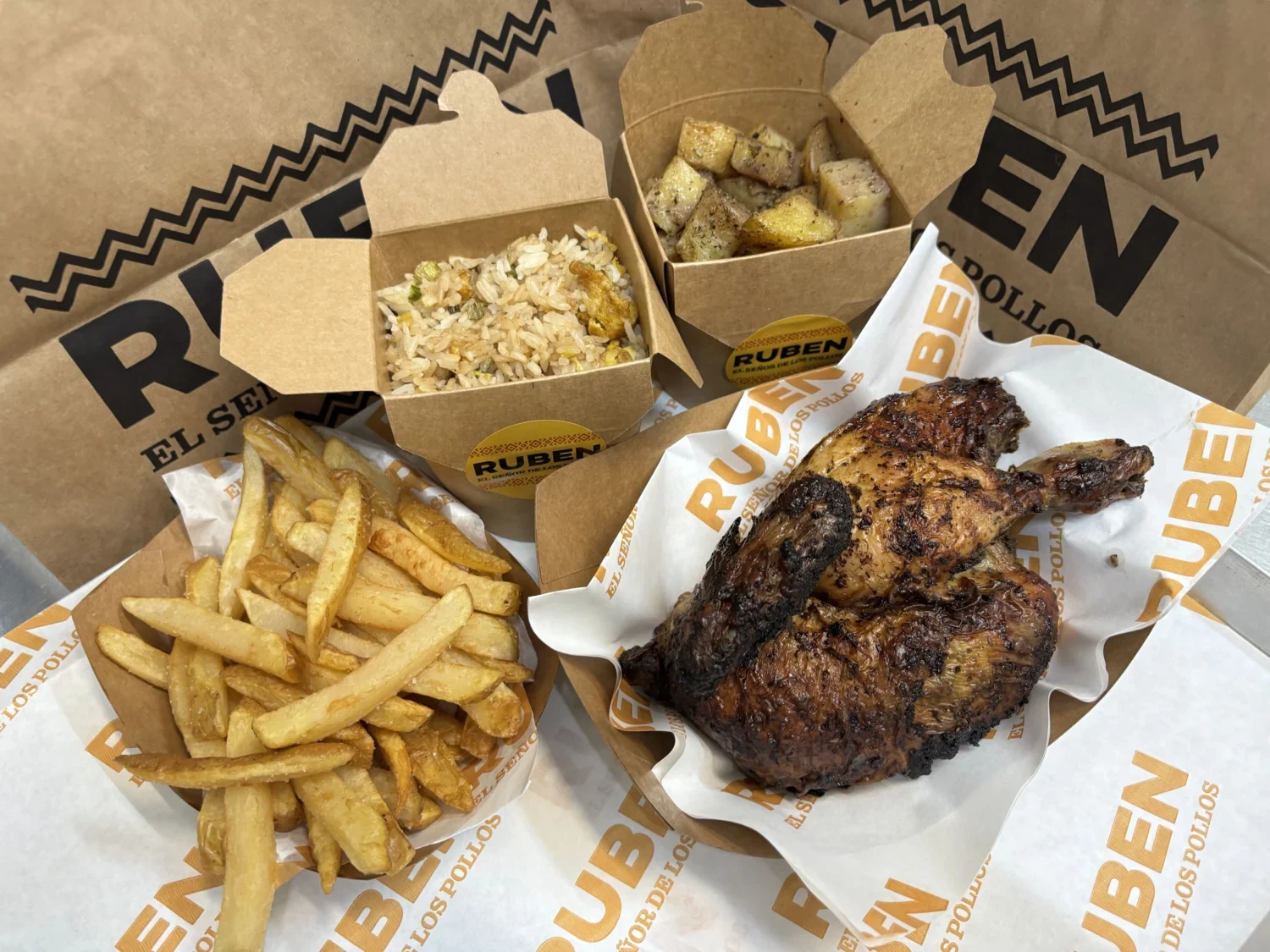 Mezzo pollo con patate, riso e salse Ruben