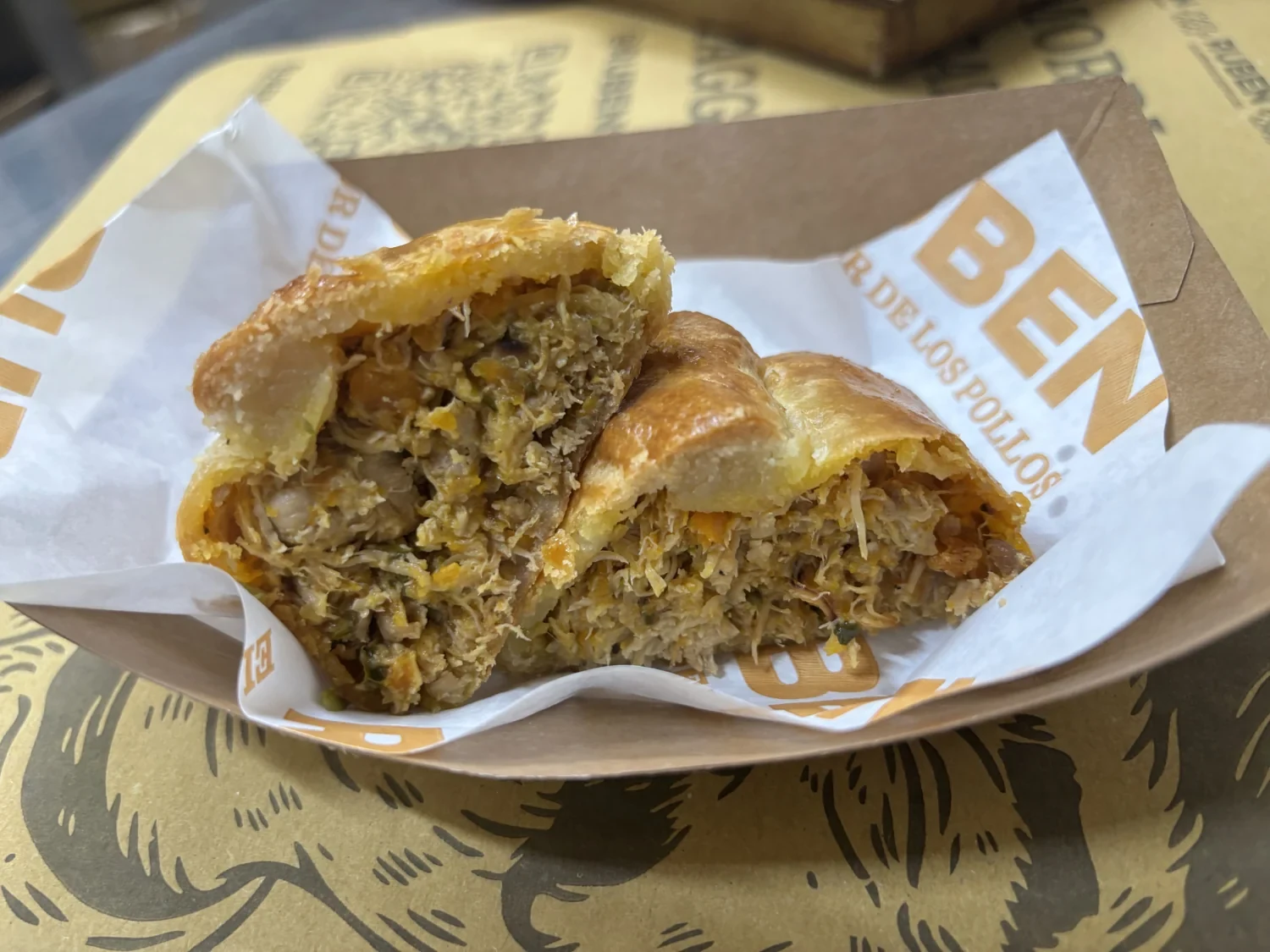 Empanada di pollo tagliata per mostrare il ripieno
