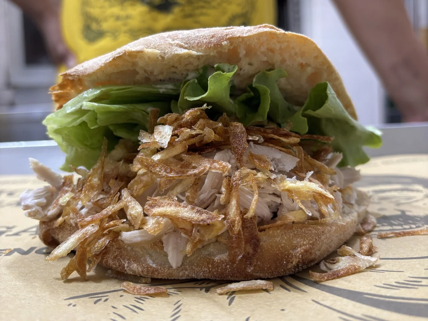 Panino Pulled Chicken, con pollo arrosto sfilacciato